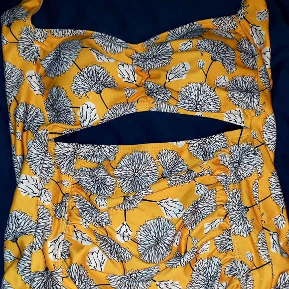 Brand New w Tags Cupshe Sunflower One Piece Sz L - Picture 3 of 4